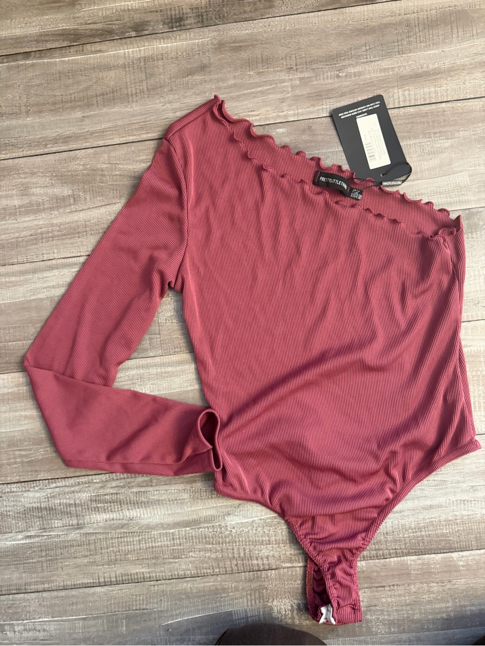 PrettyLittleThing Ribbed One-Shoulder Ruffle Bodysuit in Rose - Picture 2 of 3